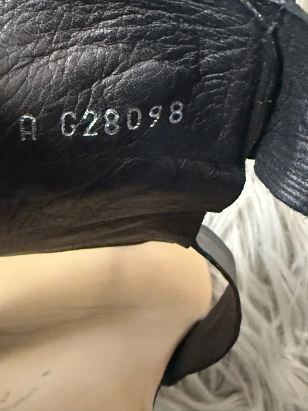CHANEL Black Leather Gladiator Thong Sandals CC Logo Size 37 Size 7